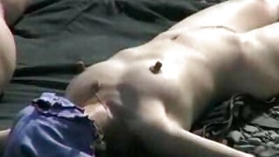 รอยสักสีน้ำตาลสูบบุหรี่และสัมผัสน้องสาวในกล้อง วีดีโอ โป๊ ๆ