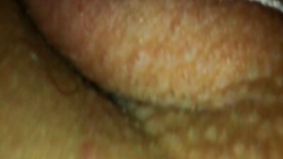 มืองามช่วยตัวเองจิ๋มบนโซฟาหนัง. คลิป วีดีโอ หนัง โป้