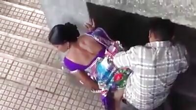 ชายคนหนึ่งมาเยี่ยมและให้เครดิตหมวกอาหารสัตว์ของเขาบนโซฟา วีดีโอ โป๊ ว