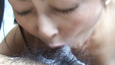 ผมบลอนด์ขี้เล่นให้เพื่อนใหม่ของเธอนั่งและ หนัง โป้ วีดีโอ cummed.