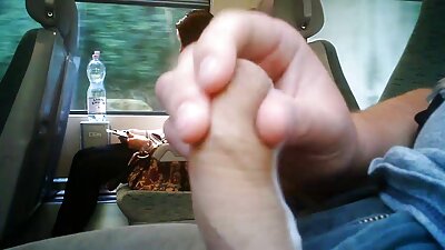 handjob ของสมาชิกที่แข็งตัวทำให้เกิดผล วีดีโอ โป้ ฝรั่ง