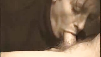 ความงาม busty swarthy ถูหีของเธอด้วยนิ้วของเธอ วีดีโอ คอ ล โป้