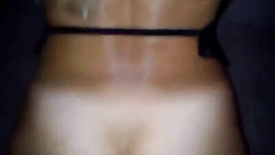 ม้าที่ตื่นเต้นลงจอดเด็กบนสมาชิก วีดีโอ โป้ ออนไลน์ .